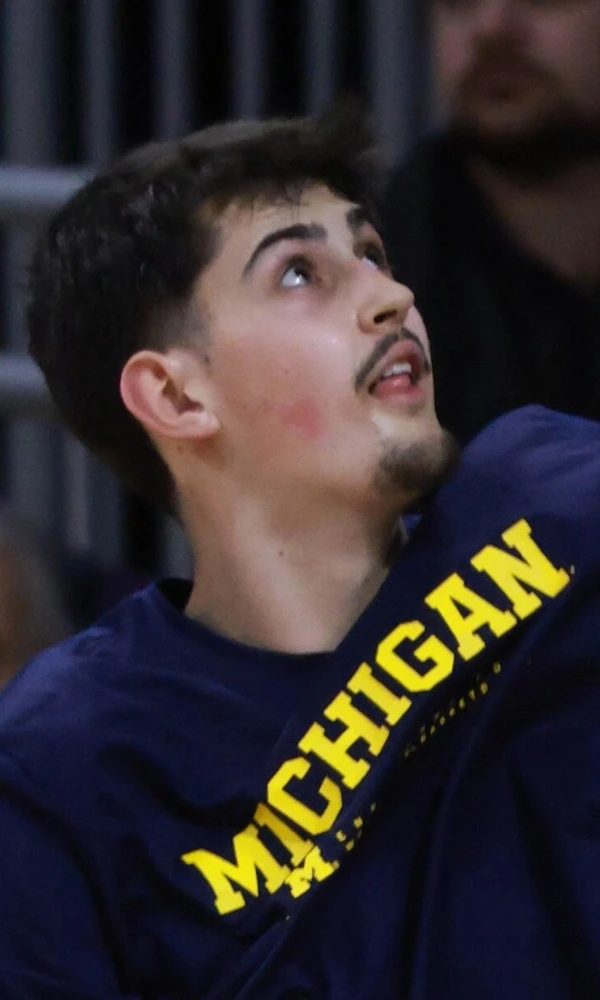 Aday Mara, con la camiseta de calentamiento de Michigan, en febrero de 2026 en Evanston, antes de su etapa en los Thunder