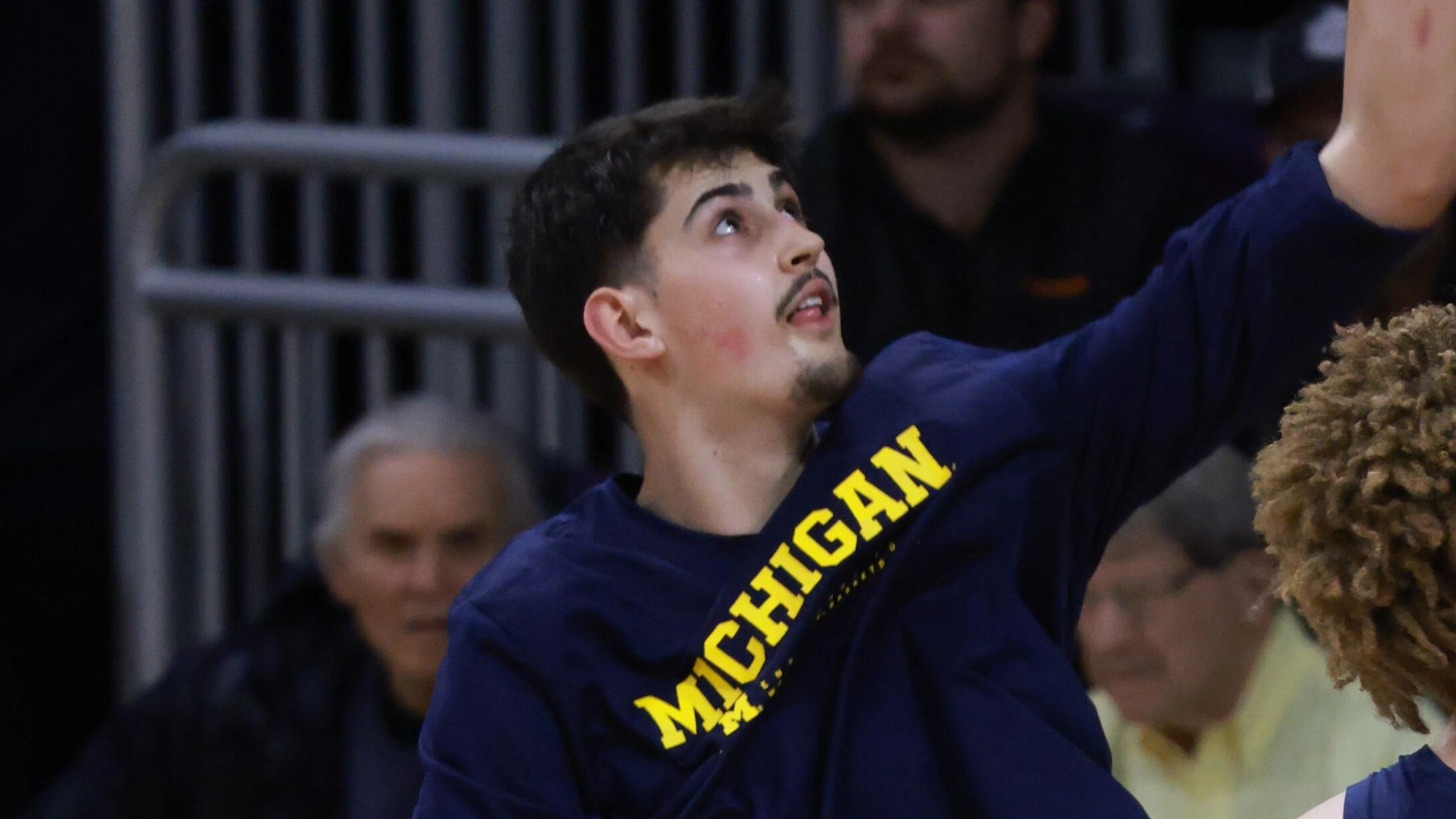 Aday Mara, con la camiseta de calentamiento de Michigan, en febrero de 2026 en Evanston, antes de su etapa en los Thunder