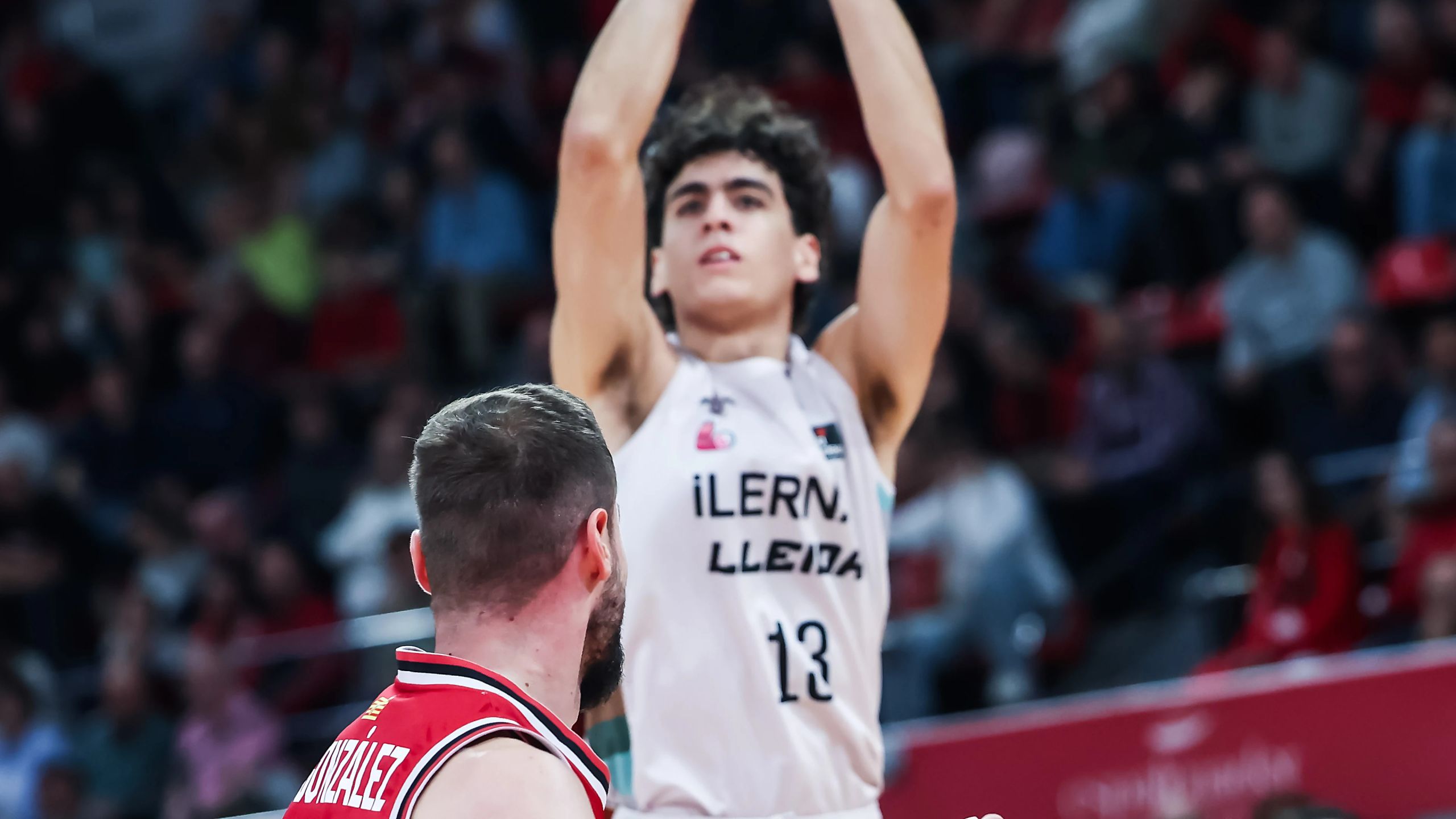 Adrià Rodríguez, base del iLERNA Lleida, lanza a canasta en un partido de la Liga Endesa