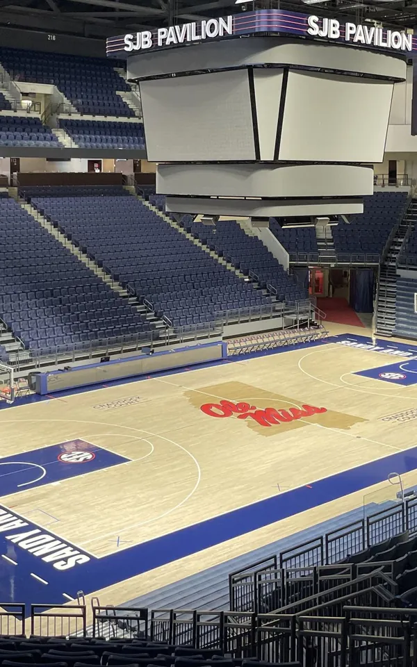 Pista del SJB Pavilion de Ole Miss, el pabellón donde jugará Ahmed Nur, en octubre de 2022