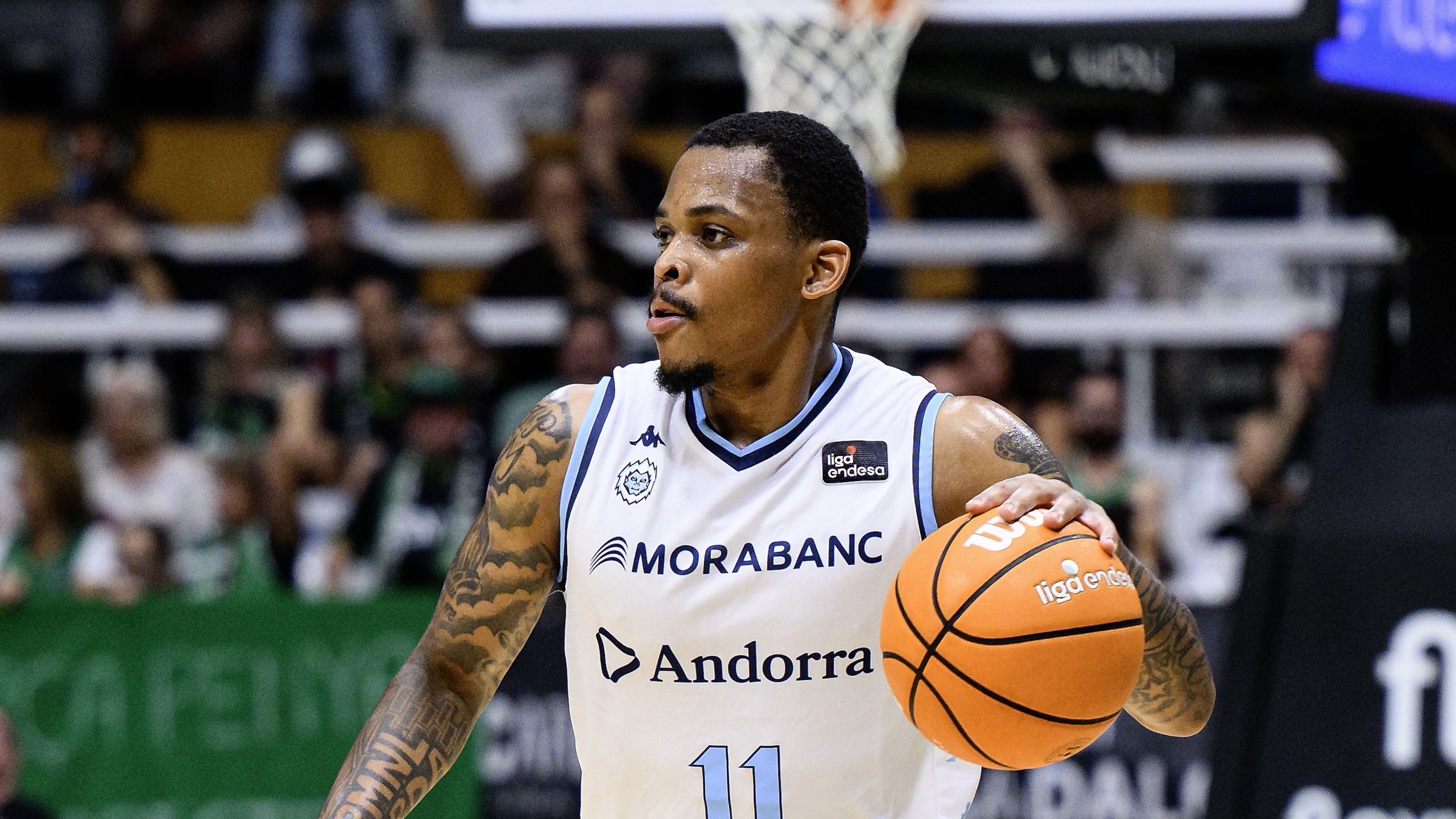 James Akinjo, base del MoraBanc Andorra, sube el balón durante un partido de la Liga Endesa 2026-27