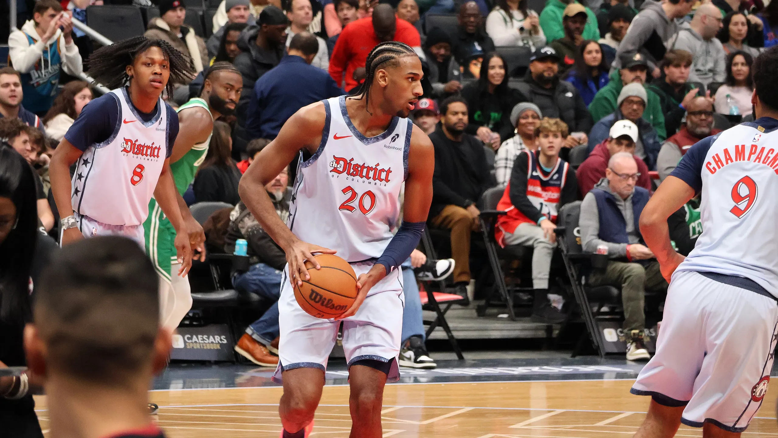 Alex Sarr, con el número 20 de los Washington Wizards, sube el balón ante los Boston Celtics