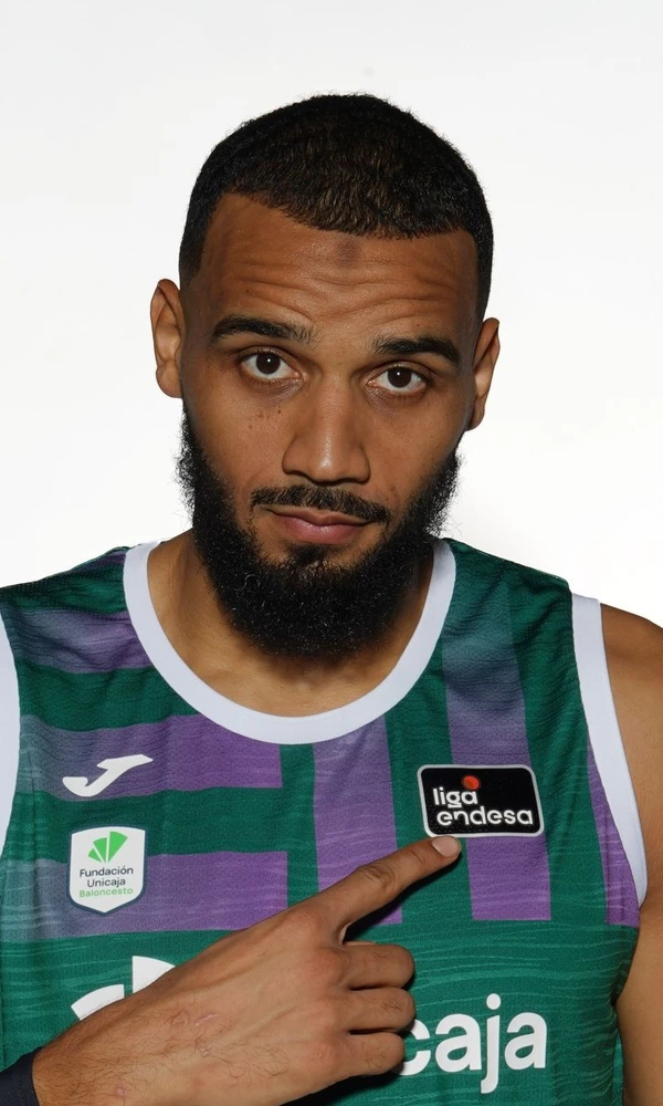 Amine Noua, dorsal 17 del Unicaja, posa con la camiseta de la temporada 2026-27