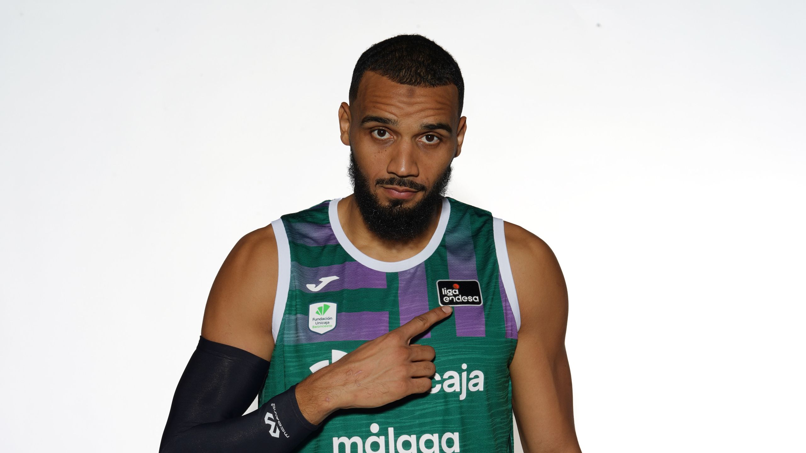 Amine Noua, dorsal 17 del Unicaja, posa con la camiseta de la temporada 2026-27
