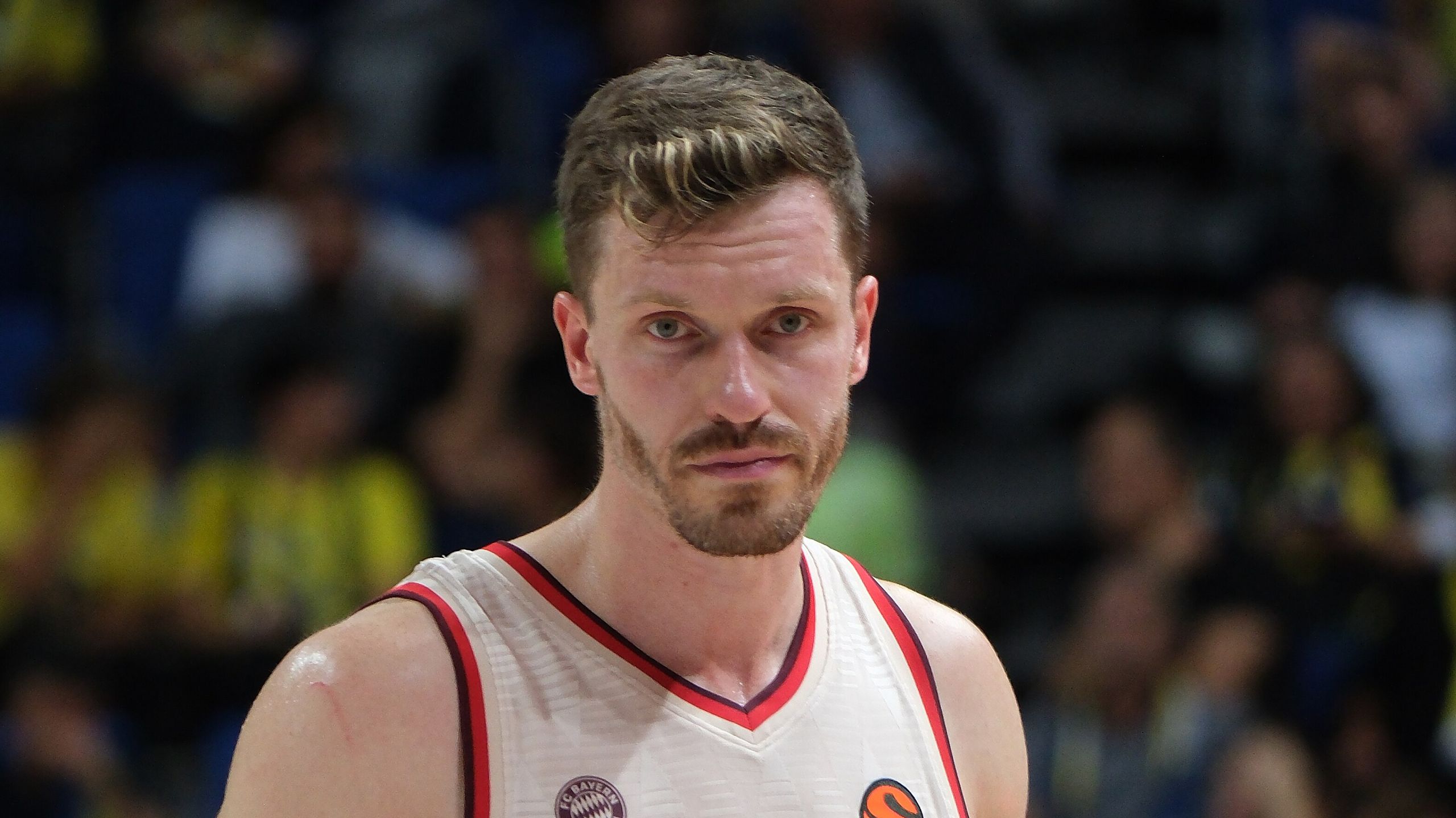 Andreas Obst, dorsal 13 del FC Bayern Múnich, en el Fenerbahçe-Bayern de la Euroliga 2025-26 en Estambul