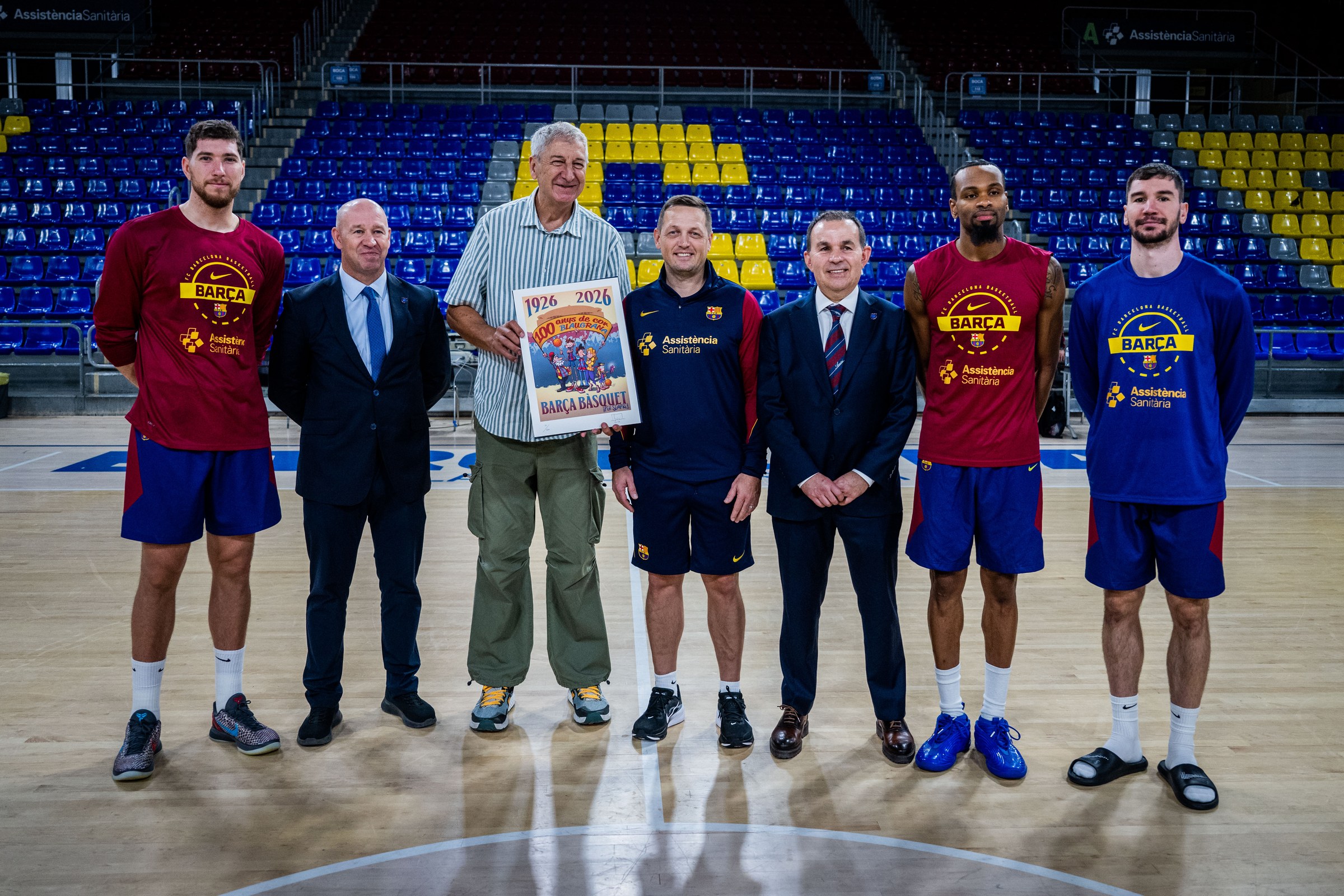 Andrés Jiménez con la ilustración del centenario junto a jugadores del primer equipo del Barça