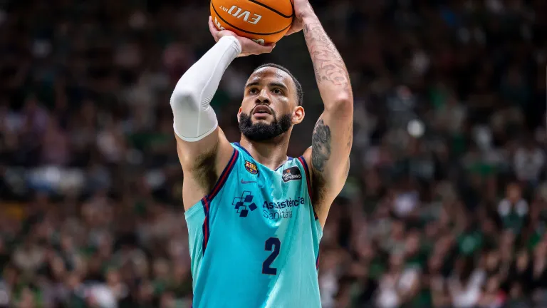 Tyrese Martin, del Barça, lanza a canasta en el Asisa Joventut-Barça de la Liga Endesa