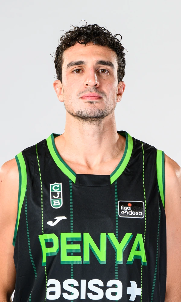 Álex Reyes, dorsal 18 del Asisa Joventut, lanza ante el MoraBanc Andorra en el Olímpic de Badalona