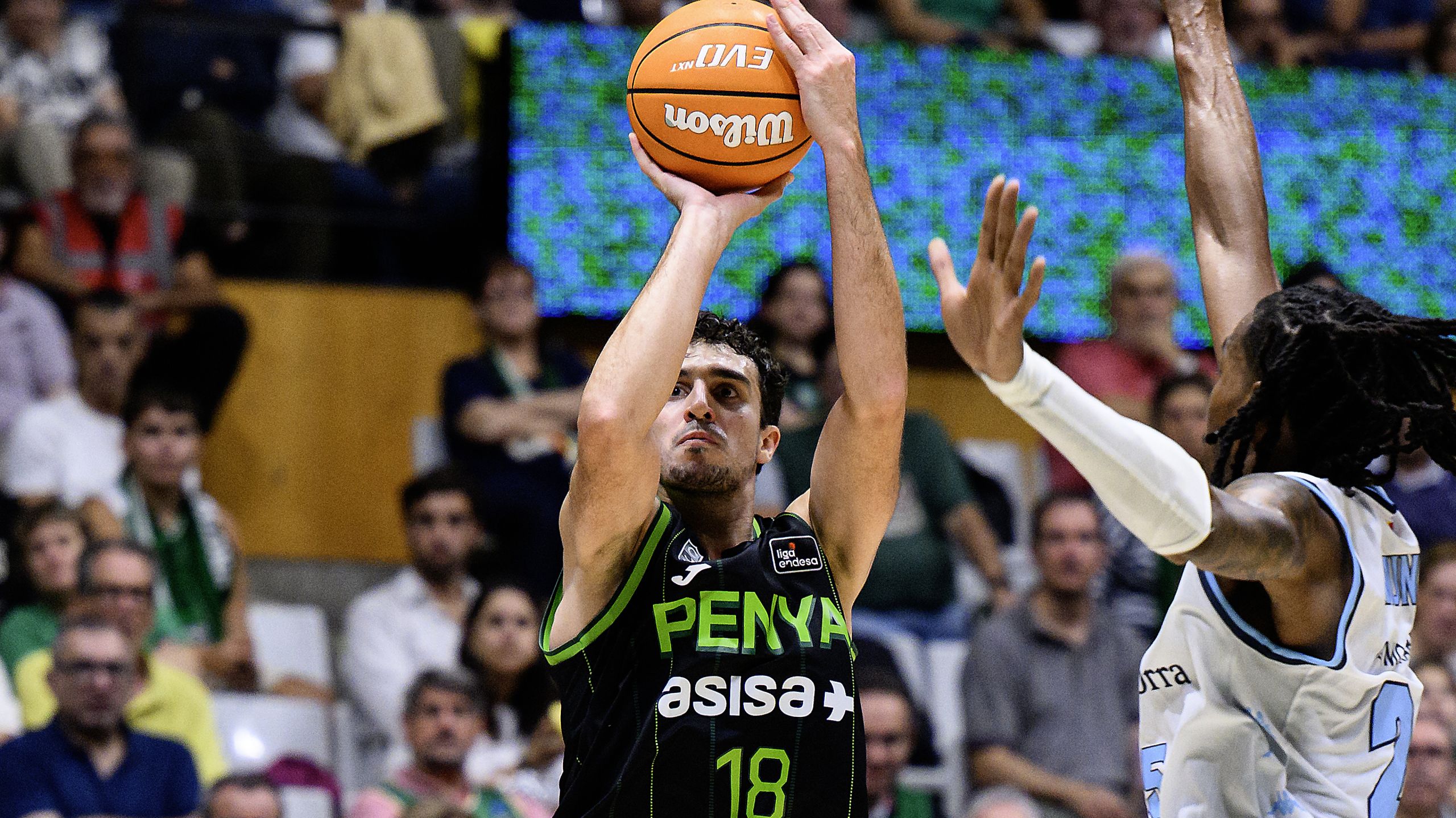 Álex Reyes, dorsal 18 del Asisa Joventut, lanza ante el MoraBanc Andorra en el Olímpic de Badalona