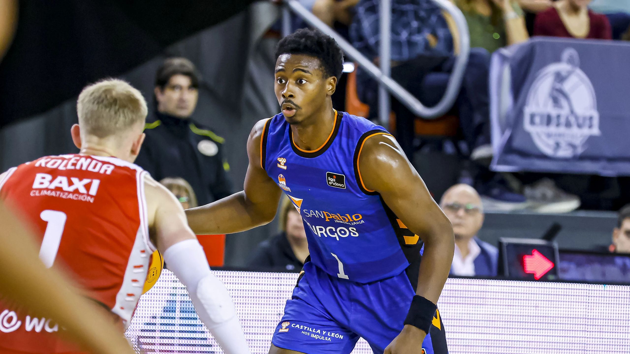 Chase Audige, escolta del Recoletas Salud San Pablo Burgos, defiende en el partido ante el Kids&Us Manresa