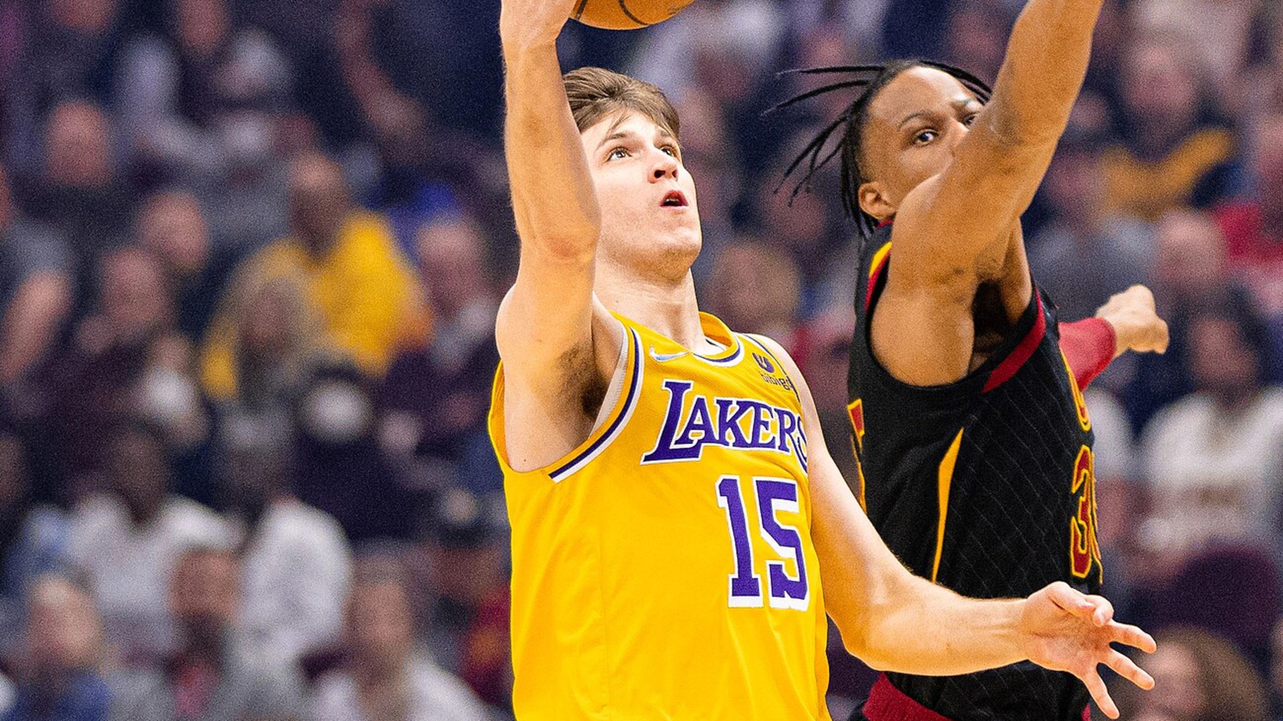 Austin Reaves, con la camiseta número 15 de Los Angeles Lakers, entra a canasta en un partido ante los Cavaliers en marzo de 2022