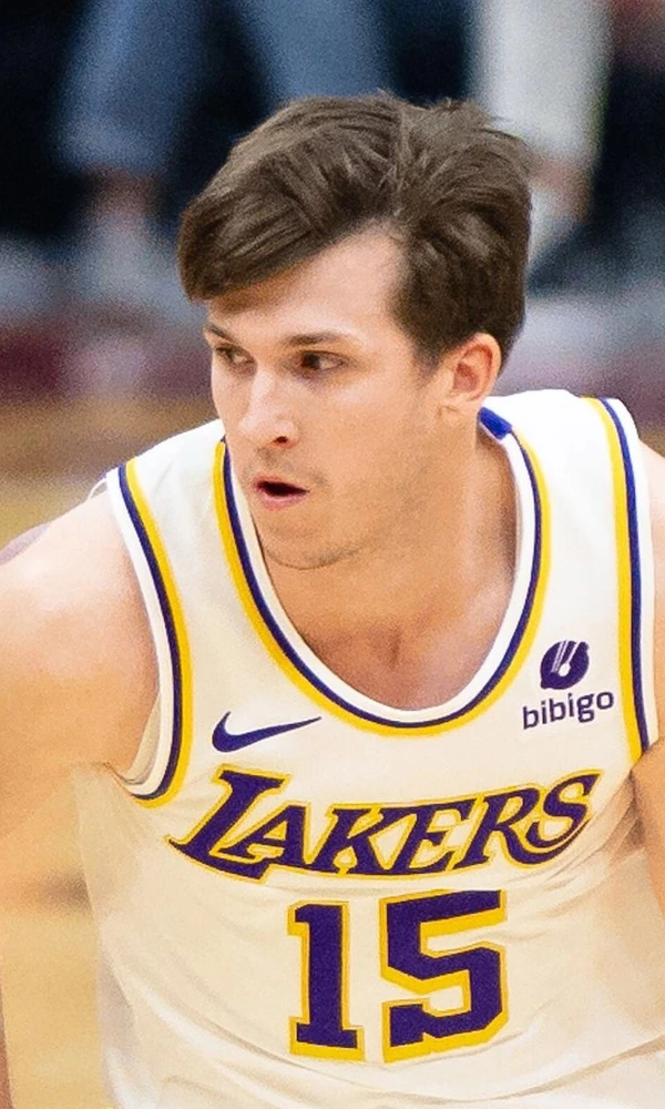 Austin Reaves, con la camiseta blanca de los Los Angeles Lakers y el dorsal 15, bota el balón en noviembre de 2023
