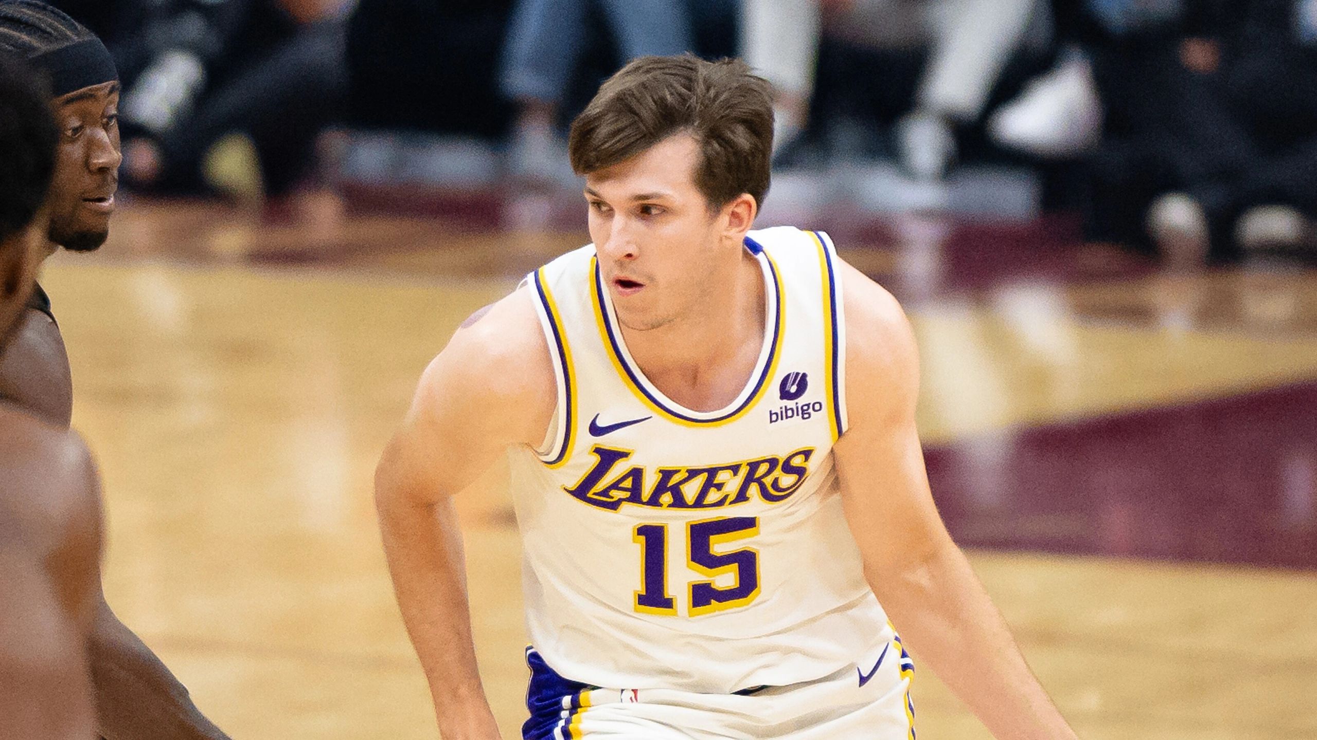 Austin Reaves, con la camiseta blanca de los Los Angeles Lakers y el dorsal 15, bota el balón en noviembre de 2023