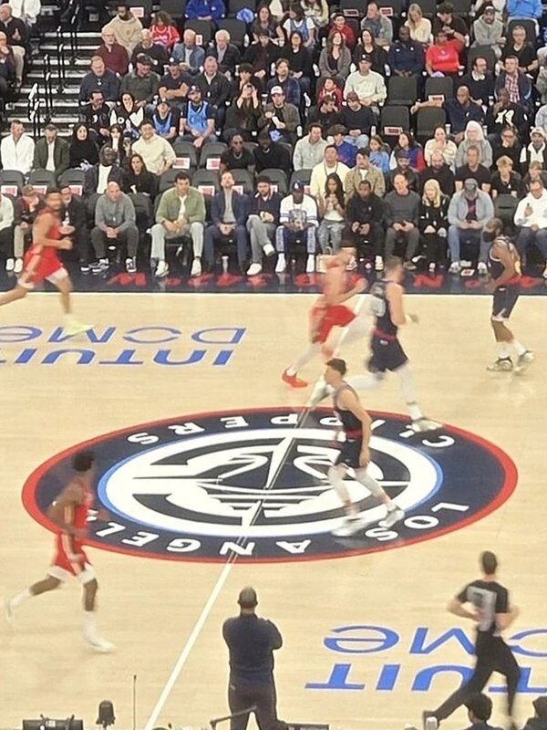 Pista del Intuit Dome, pabellón de Los Angeles Clippers, durante un partido