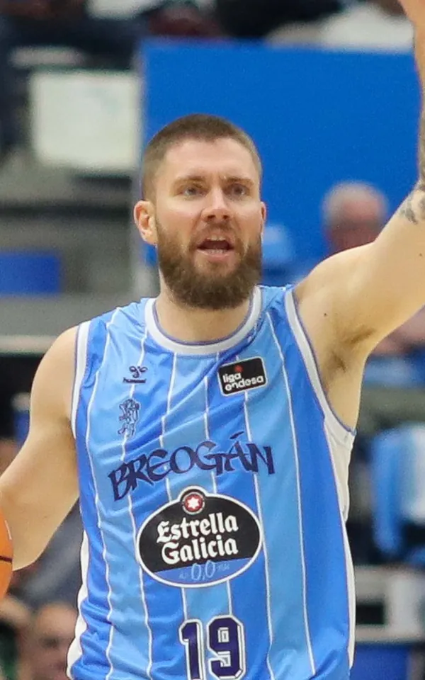 Dominik Mavra, dorsal 19 del Río Breogán, pide jugada con el balón ante el FIATC Girona
