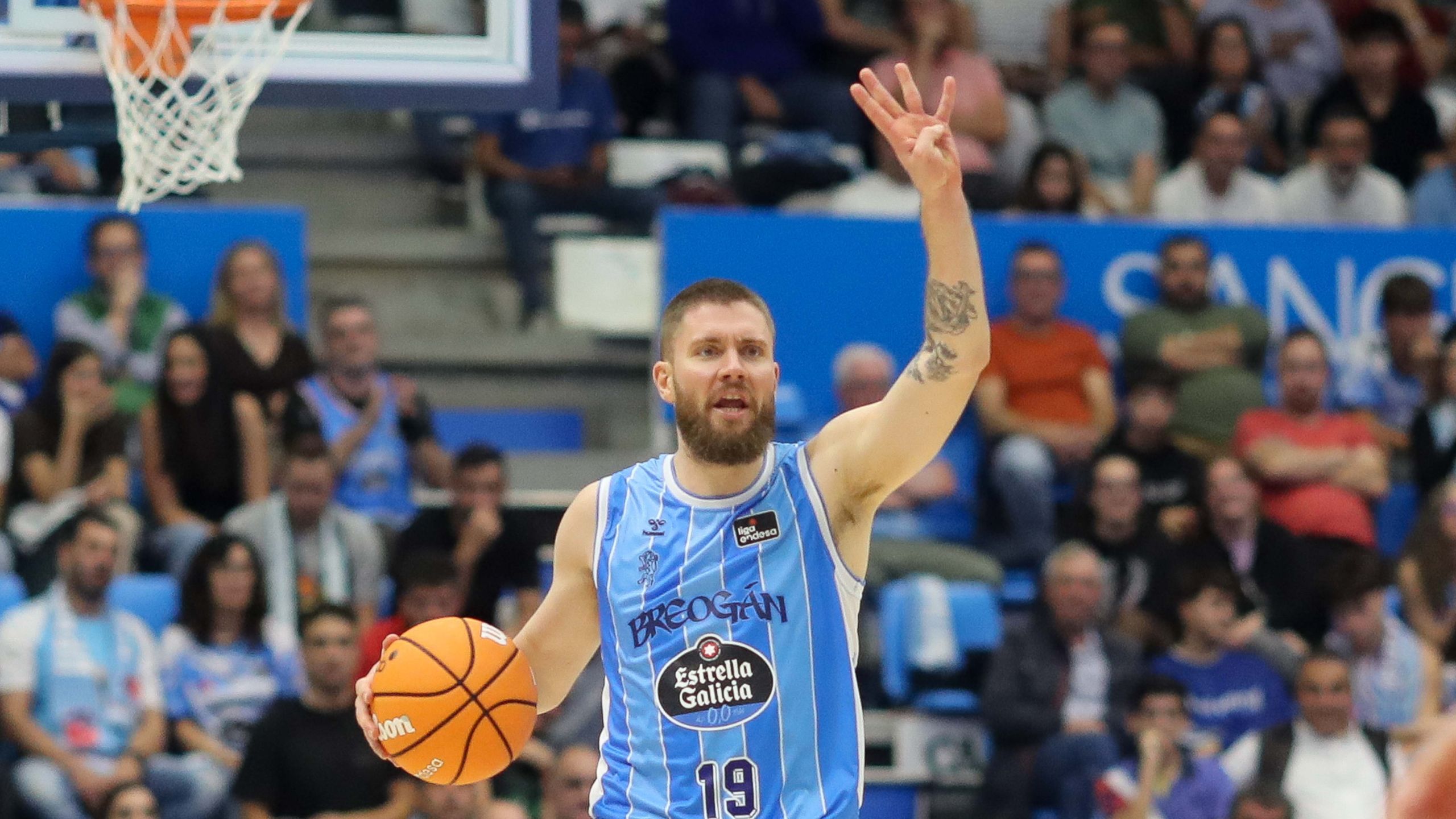 Dominik Mavra, dorsal 19 del Río Breogán, pide jugada con el balón ante el FIATC Girona