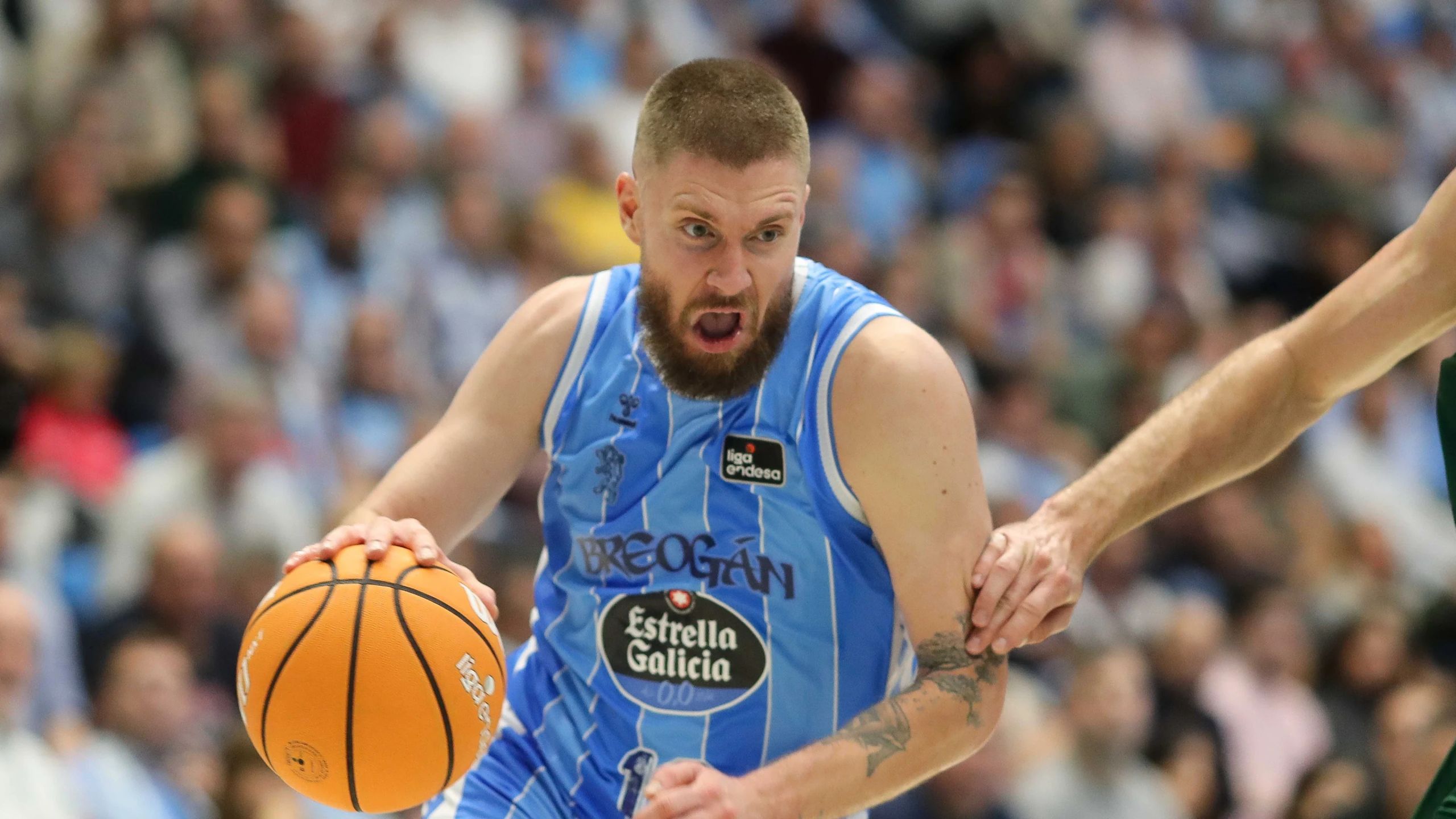Dominik Mavra, del Río Breogán con el dorsal 19, bota el balón ante el Unicaja en la jornada 5 de la Liga Endesa 2026-27