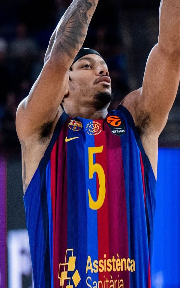 Justin Robinson, dorsal 5 del Barça, lanza a canasta ante el Žalgiris Kaunas en el Palau Blaugrana