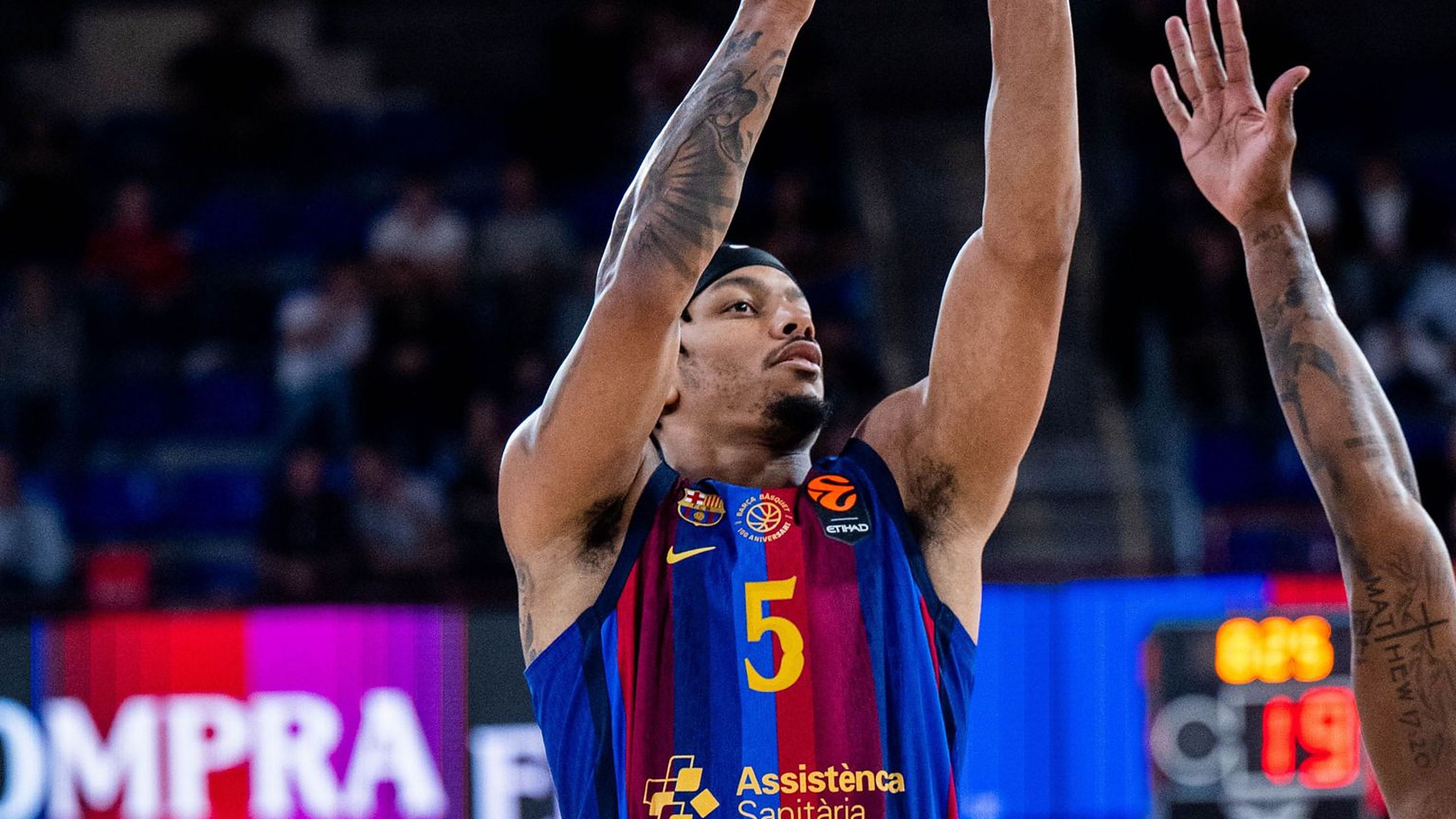 Justin Robinson, dorsal 5 del Barça, lanza a canasta ante el Žalgiris Kaunas en el Palau Blaugrana