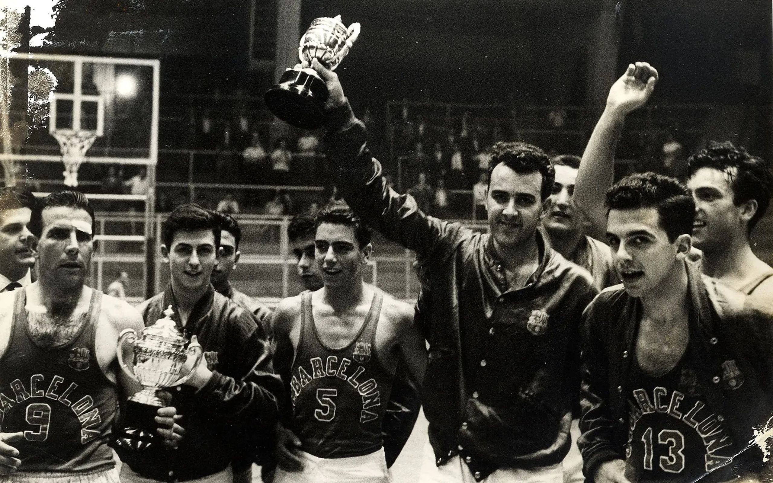 El equipo de baloncesto del Barça de la temporada 1958-59, con el trofeo
