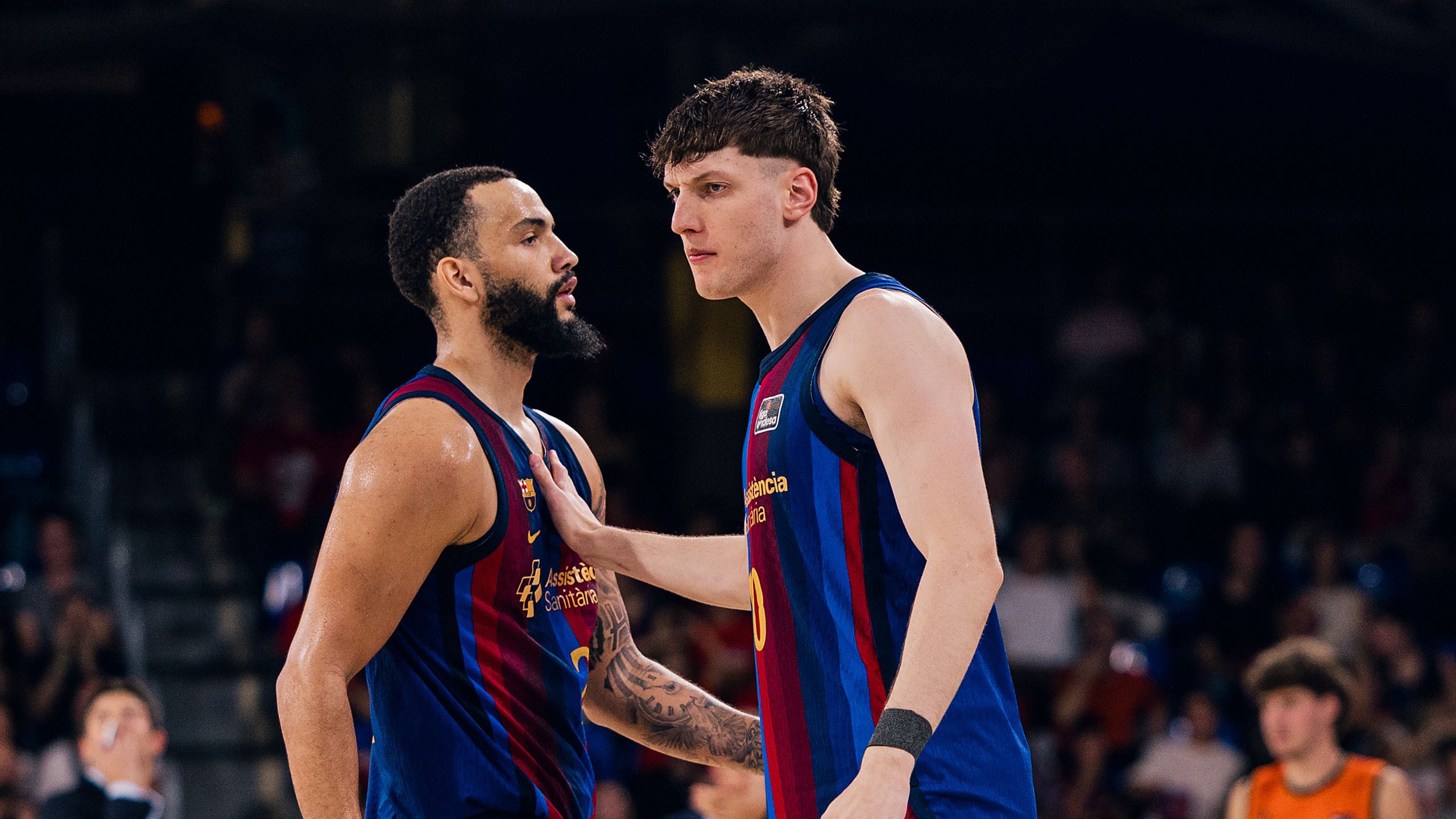 Dos jugadores del Barça conversan en la pista del Palau Blaugrana durante el Barça-Valencia Basket de la jornada 3 de la Liga Endesa