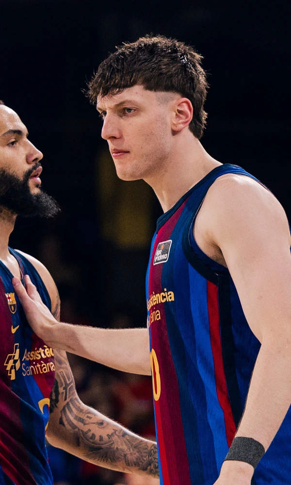 Dos jugadores del Barça conversan en la pista del Palau Blaugrana durante el Barça-Valencia Basket de la jornada 3 de la Liga Endesa