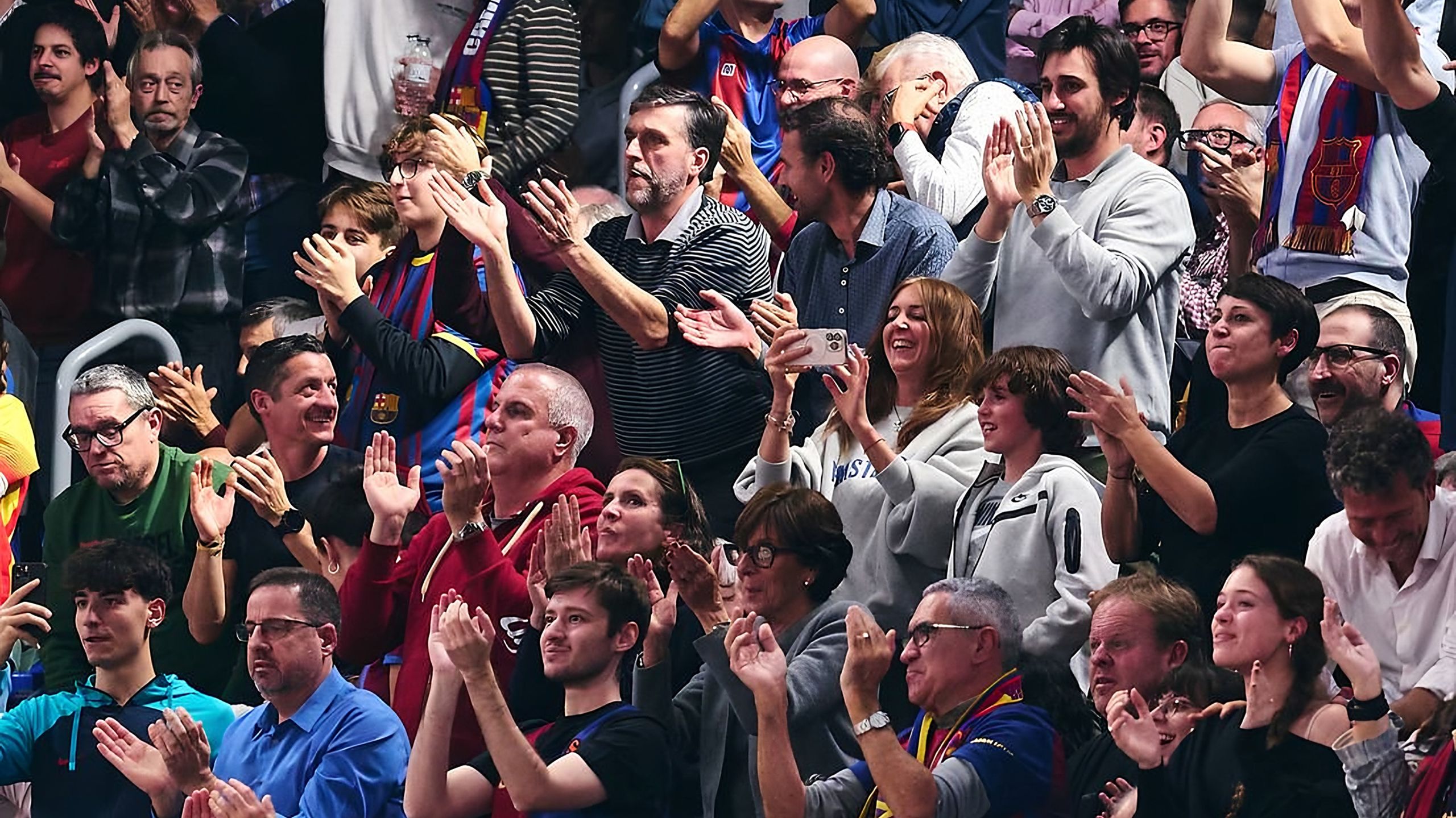Aficionados del Barça aplauden en la grada del Palau Blaugrana