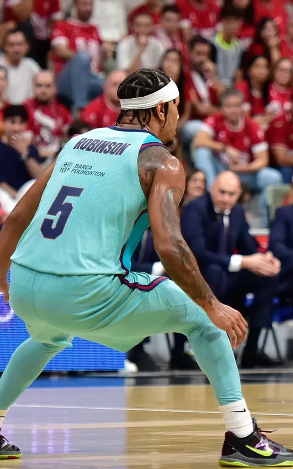 Justin Robinson, dorsal 5 del Barça, defiende en la pista del UCAM Murcia en la jornada 2 de la Liga Endesa