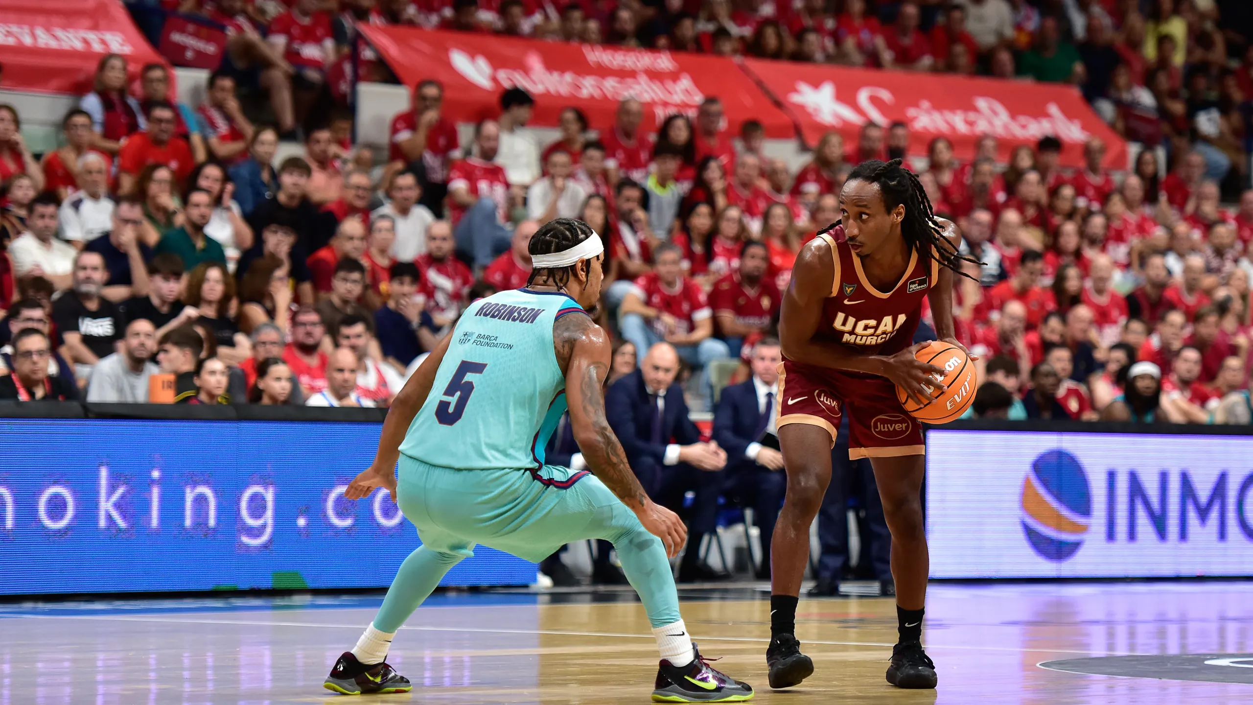 Justin Robinson, dorsal 5 del Barça, defiende en la pista del UCAM Murcia en la jornada 2 de la Liga Endesa