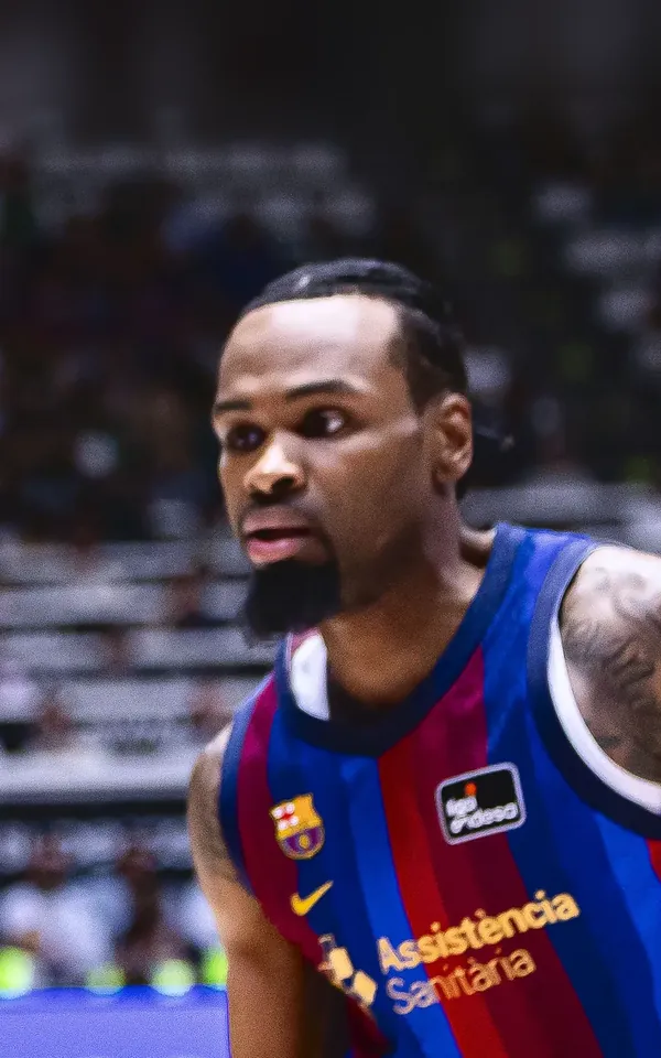 Kevin Punter, del Barça, defiende en la semifinal de la Supercopa Endesa 2026 ante el Valencia Basket