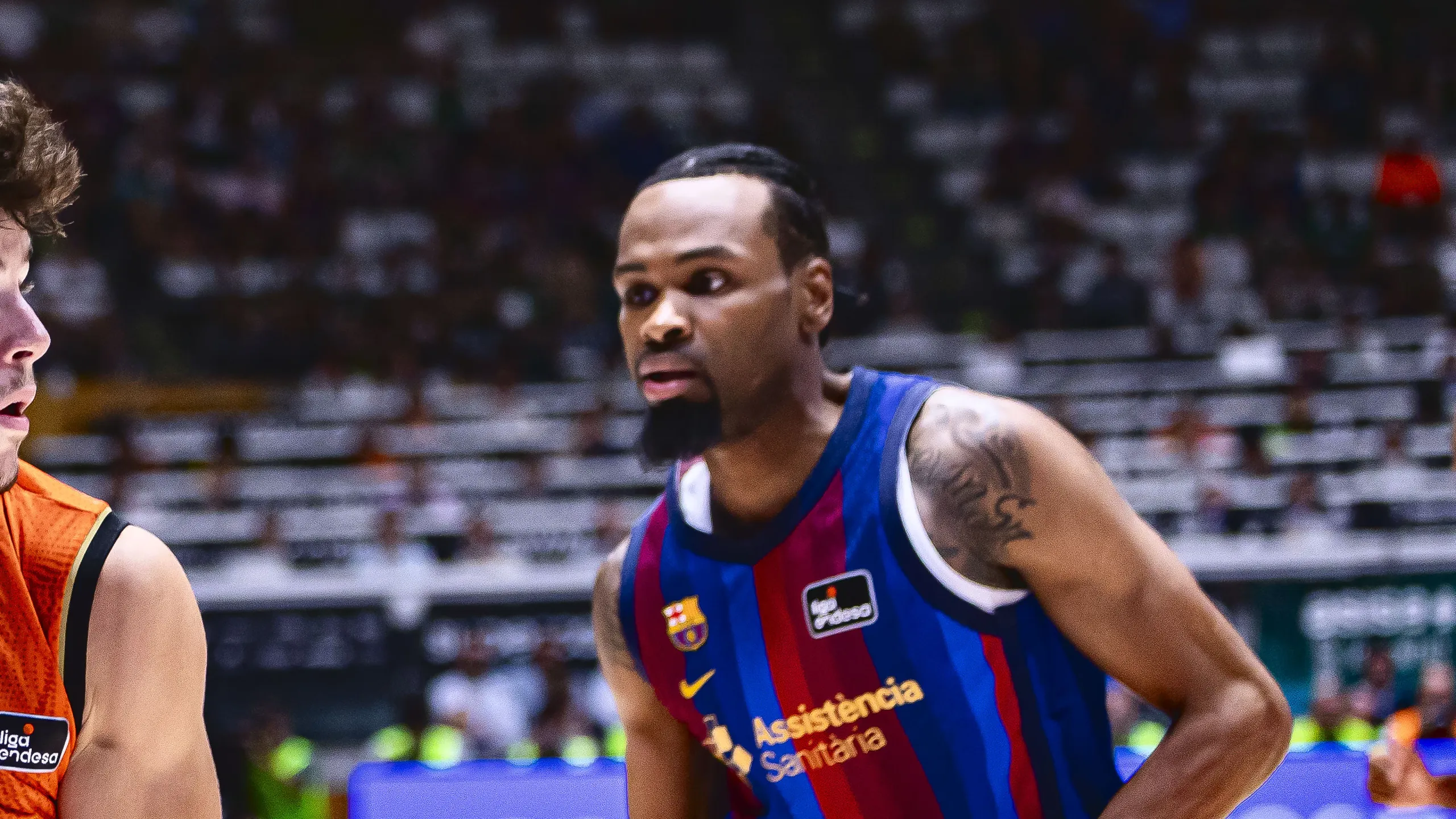 Kevin Punter, del Barça, defiende en la semifinal de la Supercopa Endesa 2026 ante el Valencia Basket