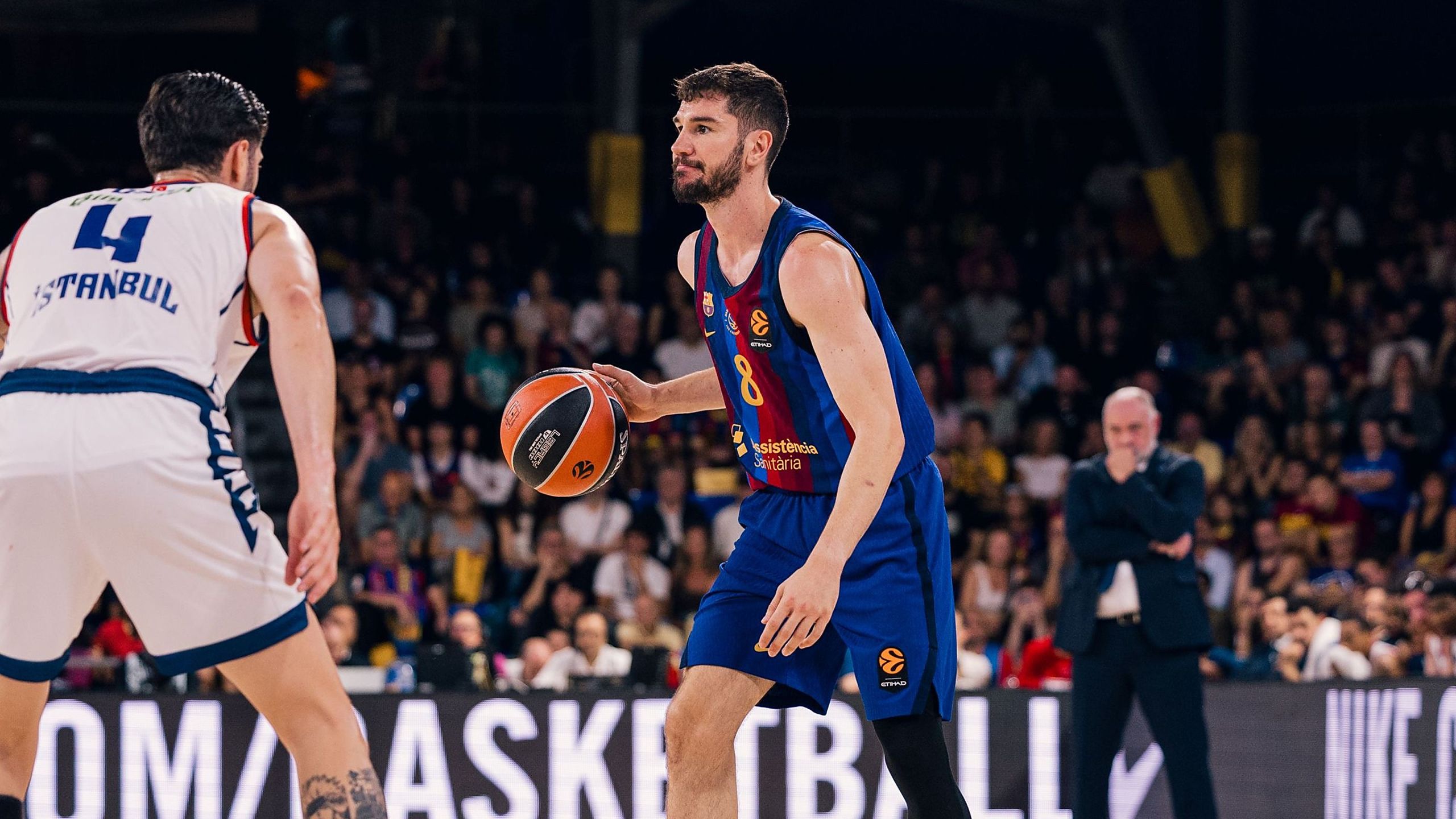 Darío Brizuela, dorsal 8 del Barça, bota el balón ante el Anadolu Efes en el Palau Blaugrana en la Euroliga 2026-27