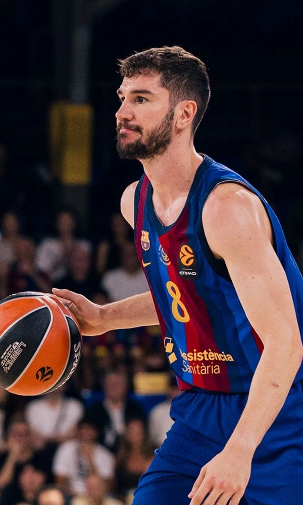 Darío Brizuela, dorsal 8 del Barça, bota el balón ante el Anadolu Efes en el Palau Blaugrana en la Euroliga 2026-27