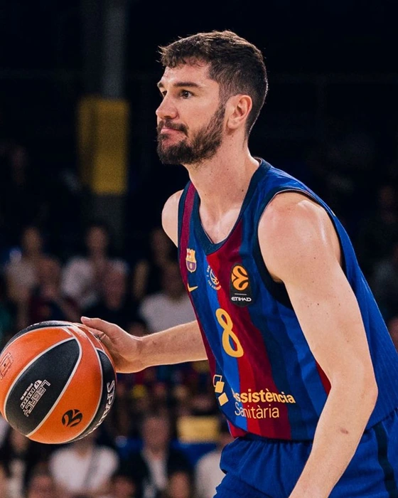 Darío Brizuela, dorsal 8 del Barça, bota el balón ante el Anadolu Efes en el Palau Blaugrana en la Euroliga 2026-27
