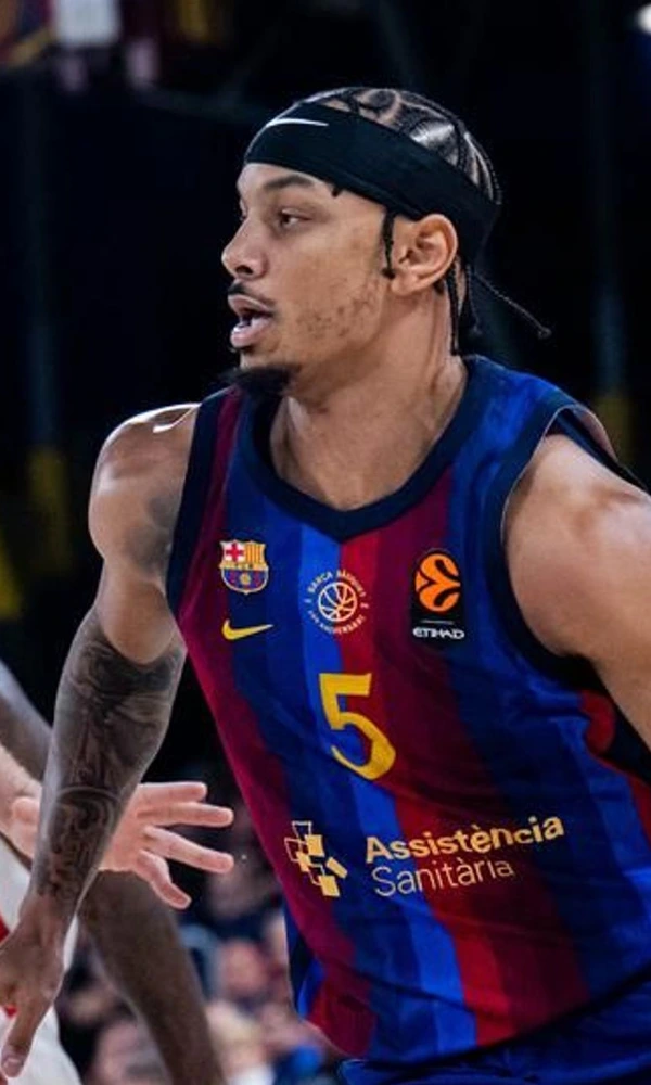 Justin Robinson, dorsal 5 del Barça, conduce el balón ante el Olympiacos en el Palau Blaugrana, en la sexta jornada de la Euroliga 2026-27