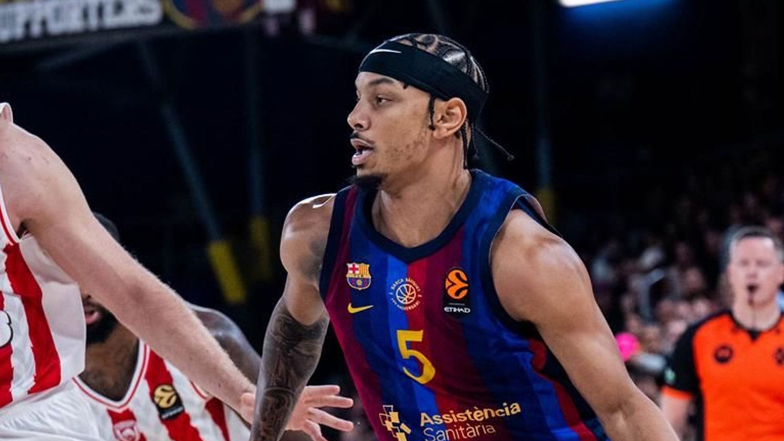 Justin Robinson, dorsal 5 del Barça, conduce el balón ante el Olympiacos en el Palau Blaugrana, en la sexta jornada de la Euroliga 2026-27