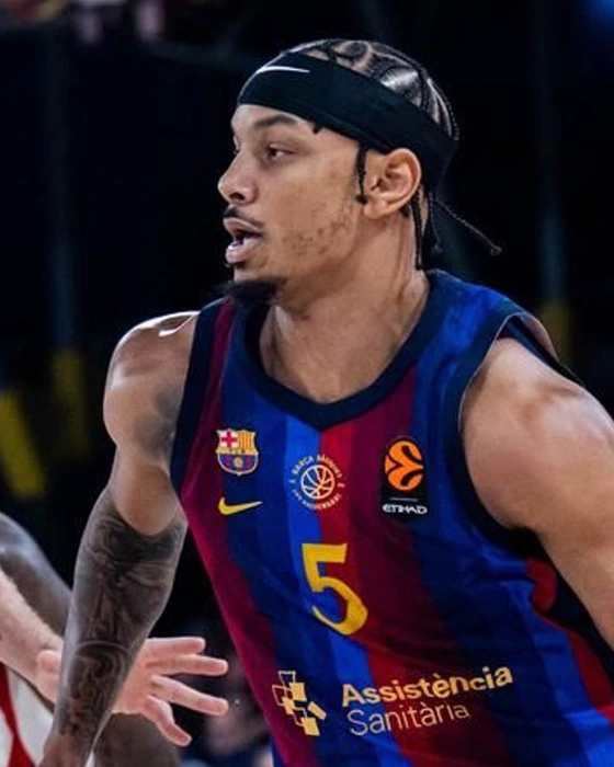 Justin Robinson, dorsal 5 del Barça, conduce el balón ante el Olympiacos en el Palau Blaugrana, en la sexta jornada de la Euroliga 2026-27