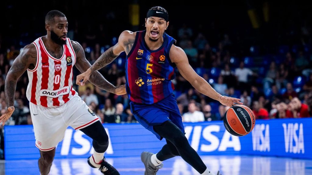 Justin Robinson, dorsal 5 del Barça, ataca con el balón ante la defensa del Olympiacos en el Palau Blaugrana, en la sexta jornada de la Euroliga 2026-27