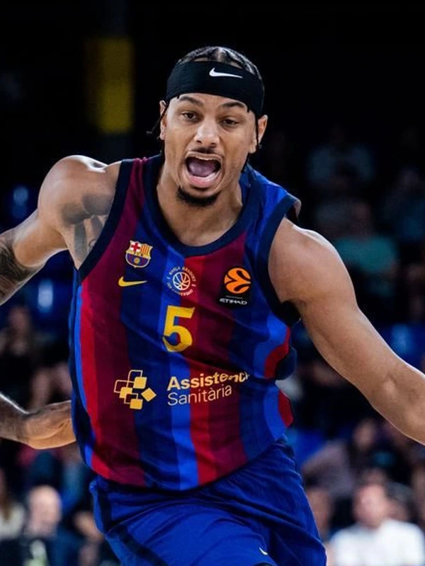 Justin Robinson, dorsal 5 del Barça, ataca con el balón ante la defensa del Olympiacos en el Palau Blaugrana, en la sexta jornada de la Euroliga 2026-27