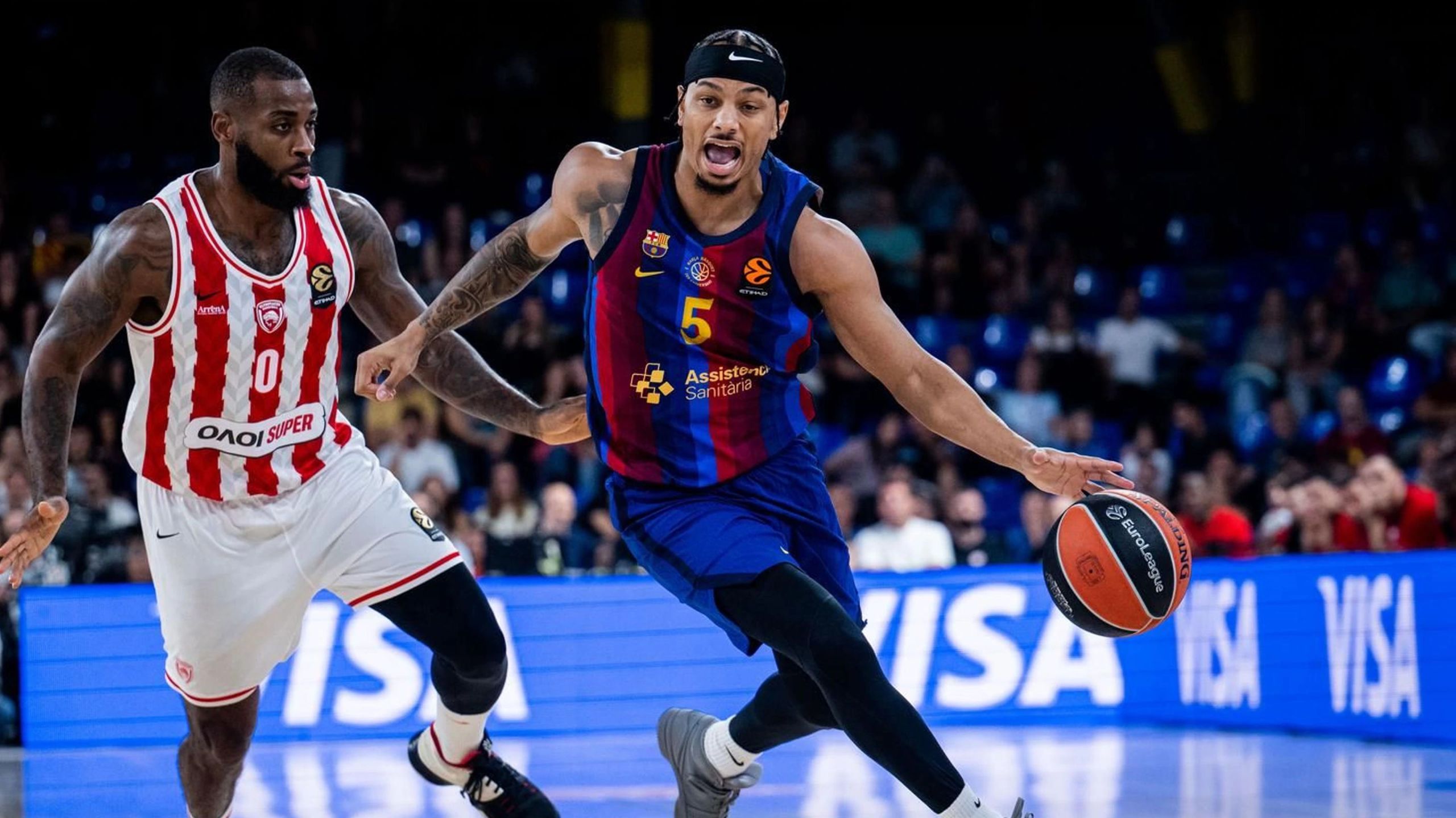 Justin Robinson, dorsal 5 del Barça, ataca con el balón ante la defensa del Olympiacos en el Palau Blaugrana, en la sexta jornada de la Euroliga 2026-27