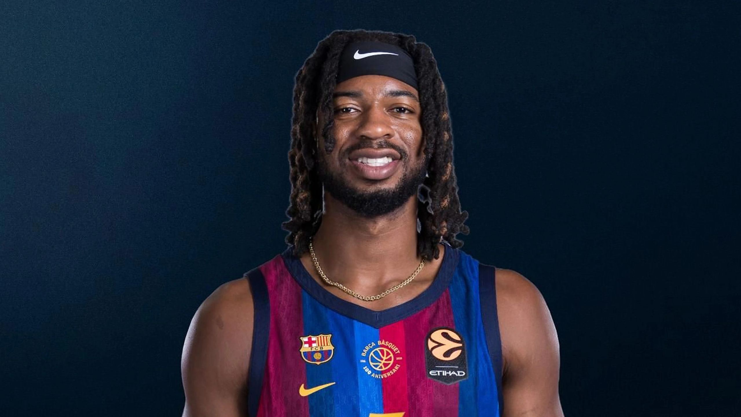 Stanley Umude, dorsal 3 del Barça, con la camiseta de la temporada 2026-27; hoy atiende a la afición en la Barça Store junto a Minaya y Makoundou