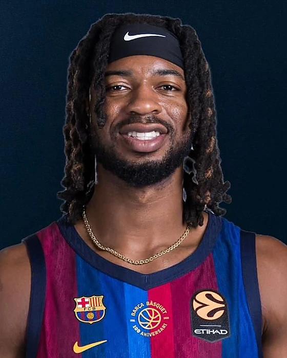 Stanley Umude, dorsal 3 del Barça, con la camiseta de la temporada 2026-27; hoy atiende a la afición en la Barça Store junto a Minaya y Makoundou
