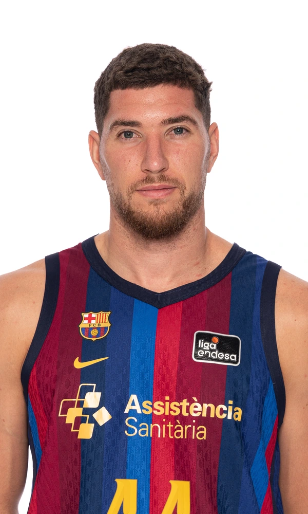 Joel Parra, dorsal 44 del Barça, celebra con el puño cerrado en el Palau Blaugrana