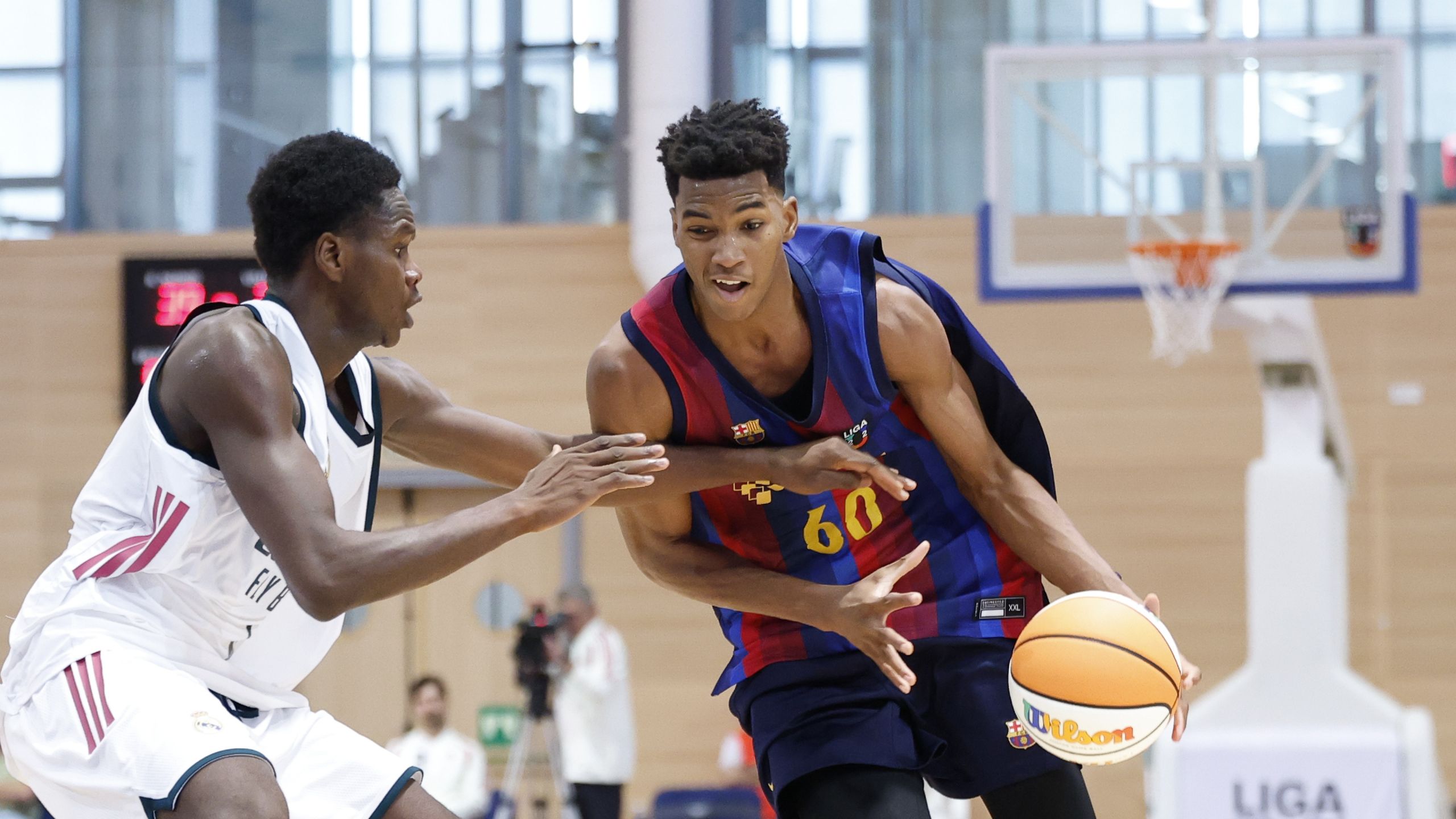 Mohamed Samsoudine Dabone, del Barça U22, bota el balón ante un defensor del Real Madrid en el Clásico de la Liga U