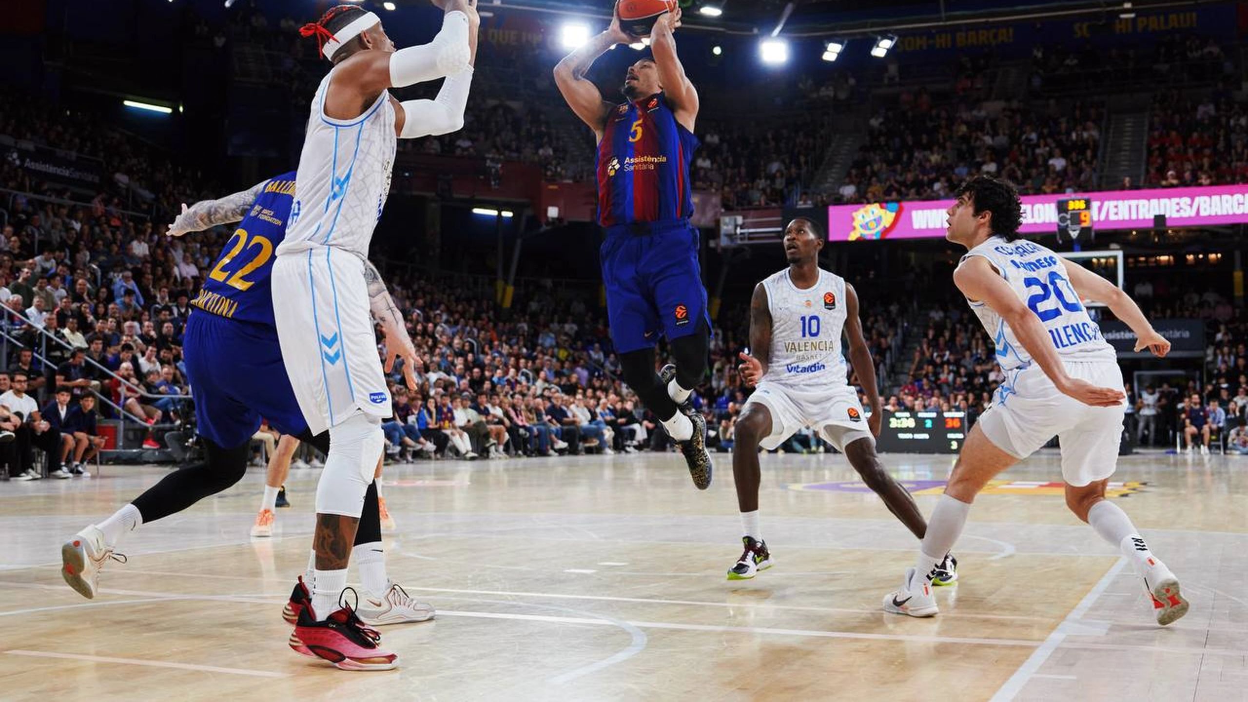 Justin Robinson, dorsal 5 del Barça, lanza en suspensión ante la defensa del Valencia Basket en el Palau, en la jornada 9 de la Euroliga