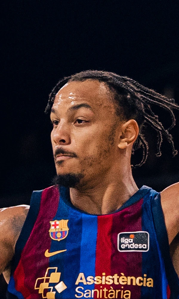 Justin Robinson, dorsal 5 del Barça, con el balón ante el Valencia Basket en la jornada 3 de la Liga Endesa en el Palau Blaugrana