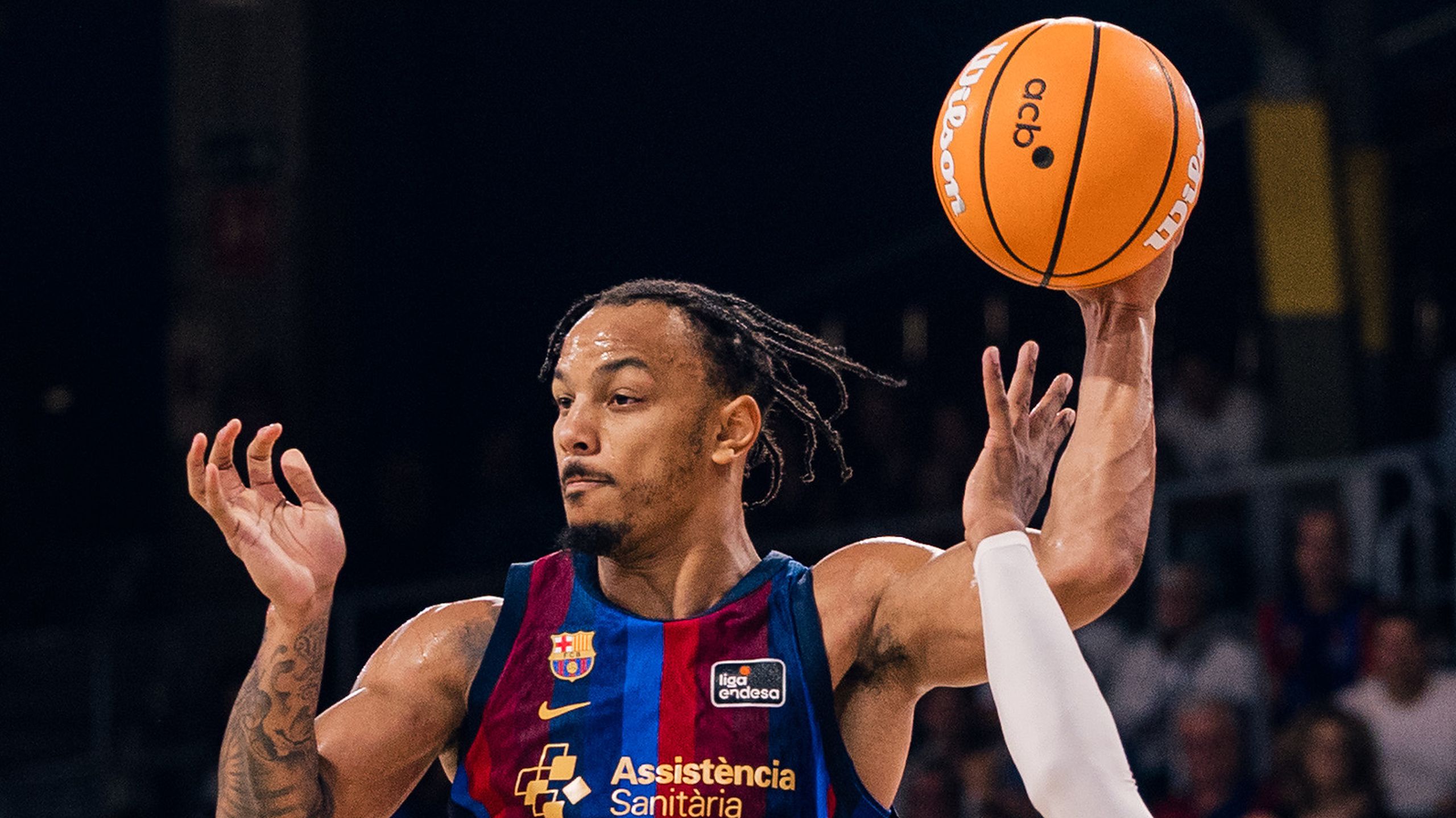Justin Robinson, dorsal 5 del Barça, con el balón ante el Valencia Basket en la jornada 3 de la Liga Endesa en el Palau Blaugrana