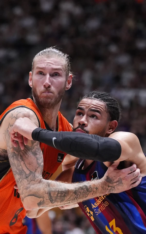 Dylan Osetkowski (Valencia Basket) y Olivier Nkamhoua (Barça) pelean la posición en la semifinal de la Supercopa Endesa 2026 en Badalona