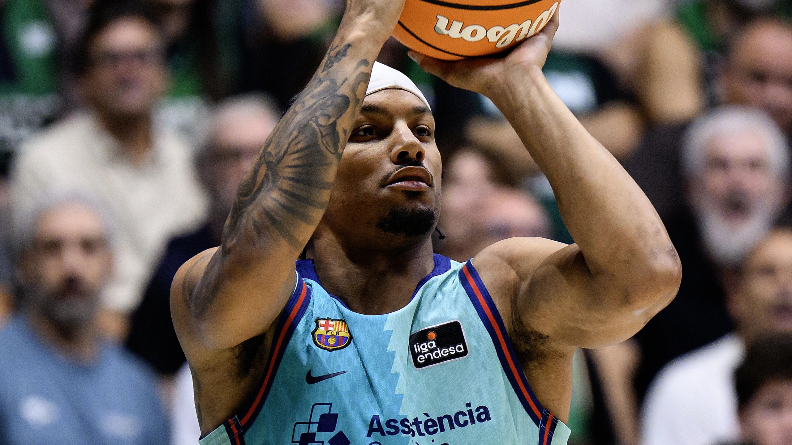 Justin Robinson, dorsal 5 del Barça, lanza a canasta ante el Joventut en el Olímpic de Badalona, en la jornada 4 de la Liga Endesa