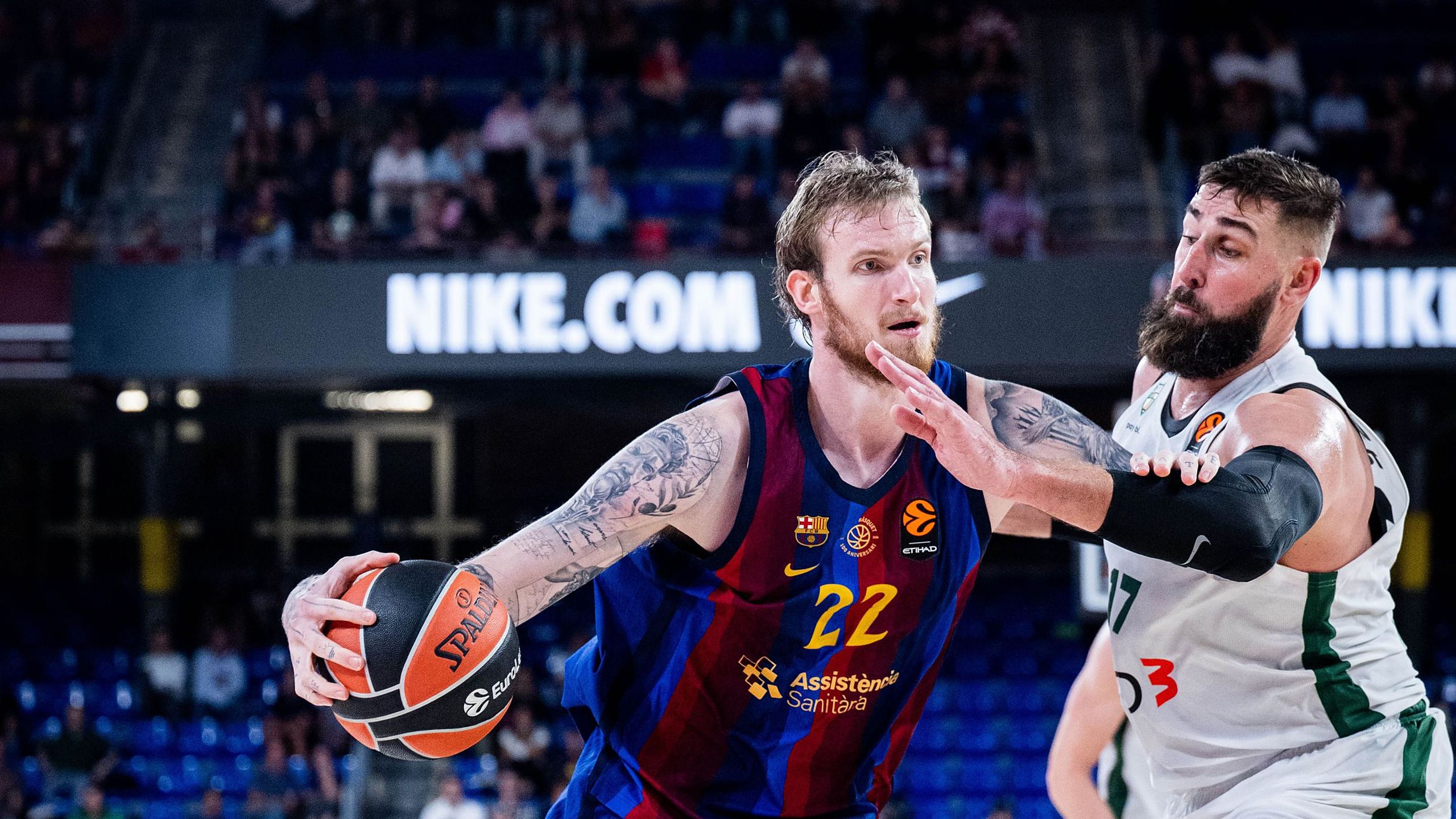 Olek Balcerowski, dorsal 22 del Barça, ataca ante Jonas Valančiūnas, dorsal 17 del Žalgiris Kaunas, en el Barça-Žalgiris de la cuarta jornada de la Euroliga